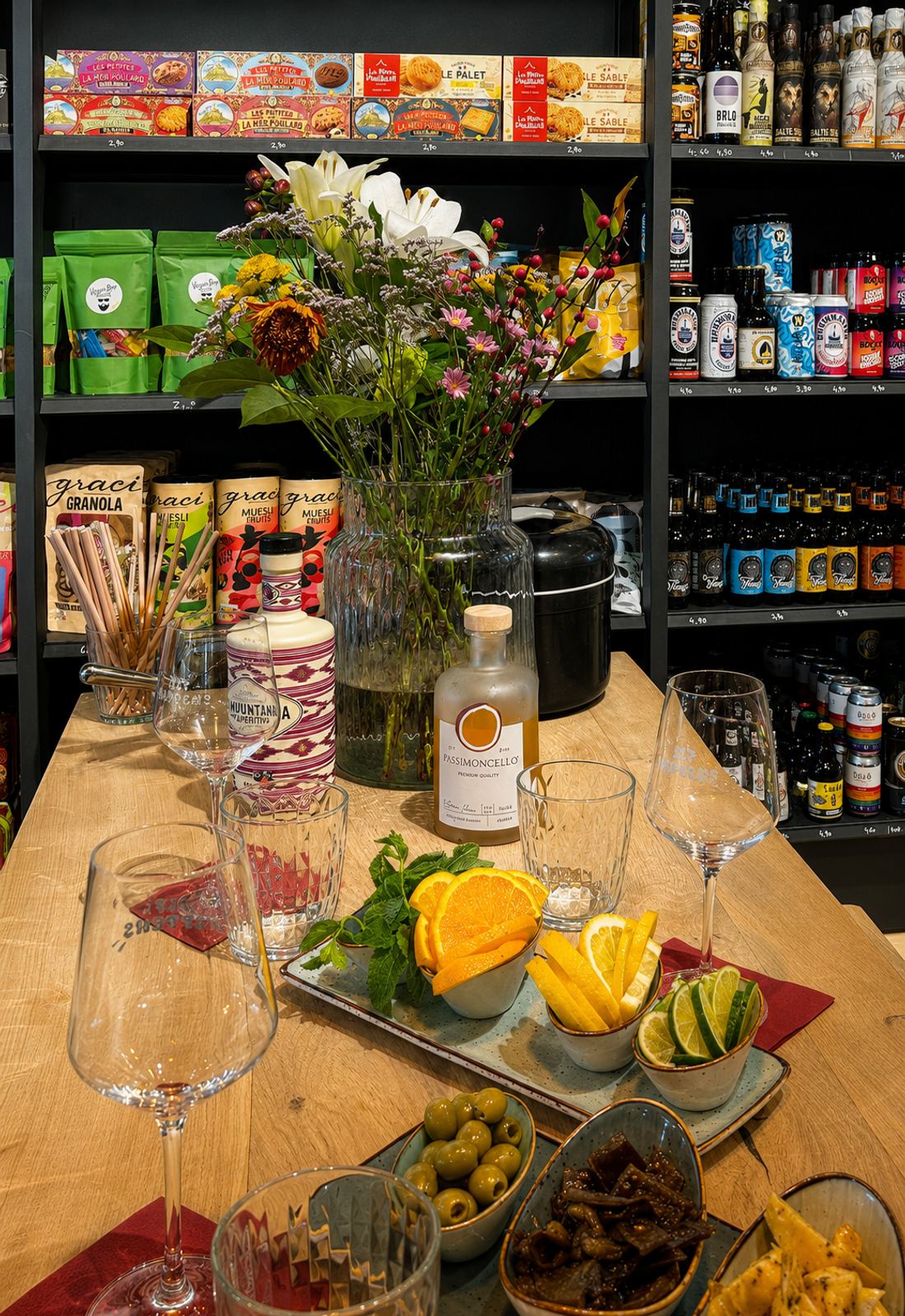 Aperitivo-Tisch mit Wein, Blumen und Garnituren bei Genusswerte Bonn