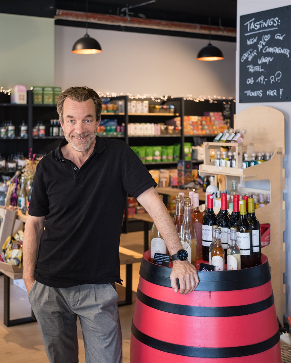 Ladeninhaber von Genusswerte Bonn in seiner Feinkost-Boutique in Poppelsdorf