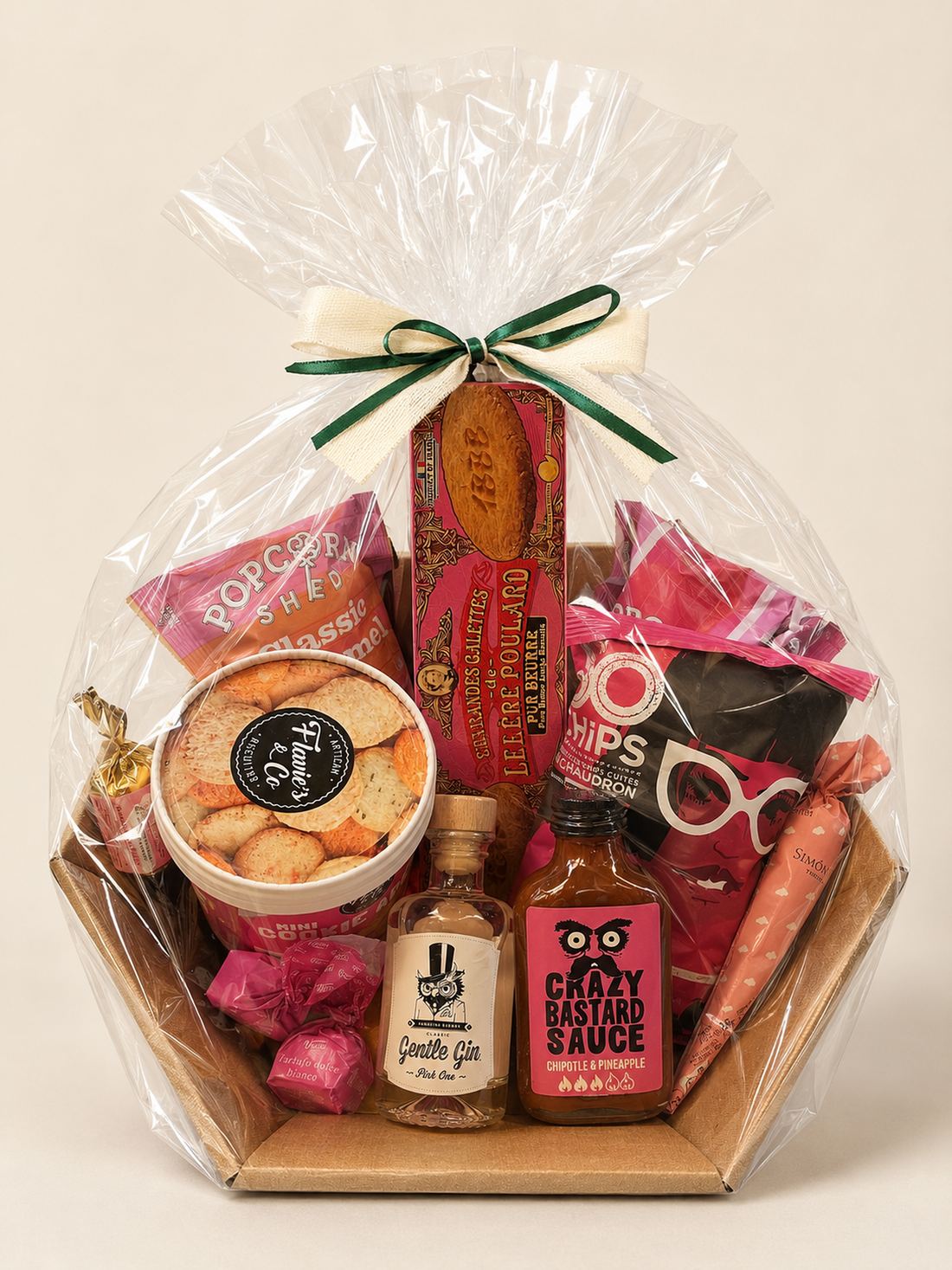Genusswerte-Präsent mit Gin, Chili-Sauce, Feingebäck und Snacks, in Cellophan verpackt