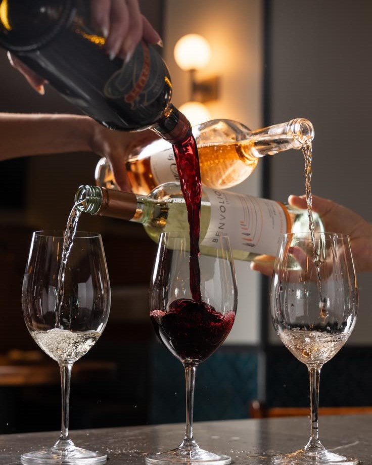 Drei Weingläser werden beim Tasting bei Genusswerte Bonn befüllt